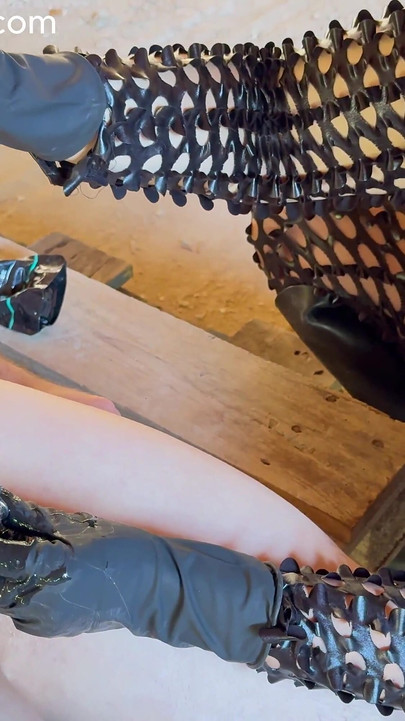 Η αυτοκράτειρα εισβάλλει στην ουρήθρα σκλάβα με αγνότητα