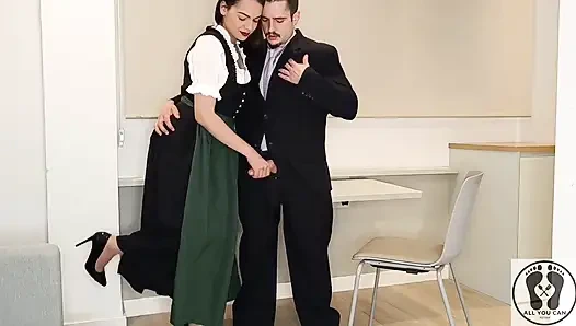 Cewek austria ini lagi asik ngocok kontolnya pakai dirndl tradisional