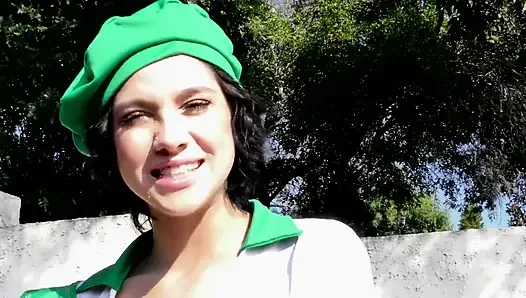Seksi esmer Cadey Mercury sıkı amcığını gerdiriyor