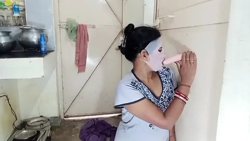 淫荡的妻子同时用鸡巴和假阳具做爱