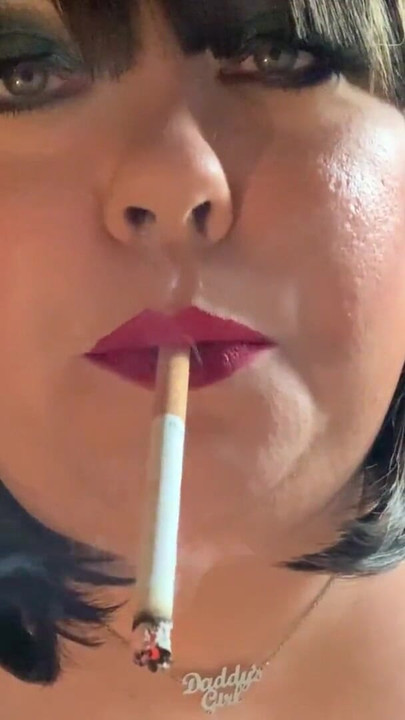 Moment captivant de la "Bbw Tina Snua Chain fumând țigări cu expirații în nas"