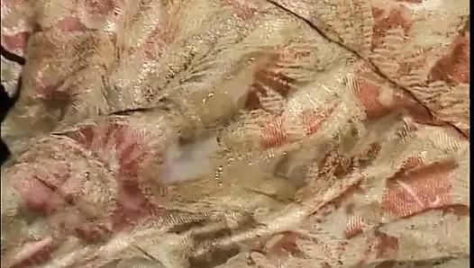 Опытный черный чувак трахает пальцами грудастую чернокожую крошку, прежде чем она скачет на нем