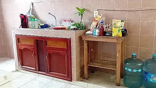 Пухлая мачеха моет и подчищает кухне