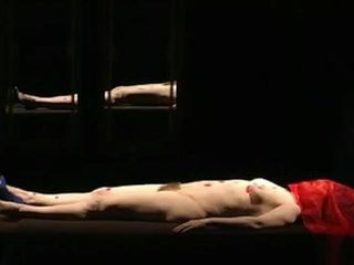 Una donna pelosa nuda in teatro