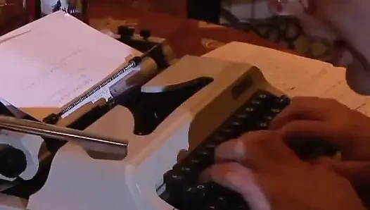 Идеальную брюнетку-шлюшку трахнул в задницу механик