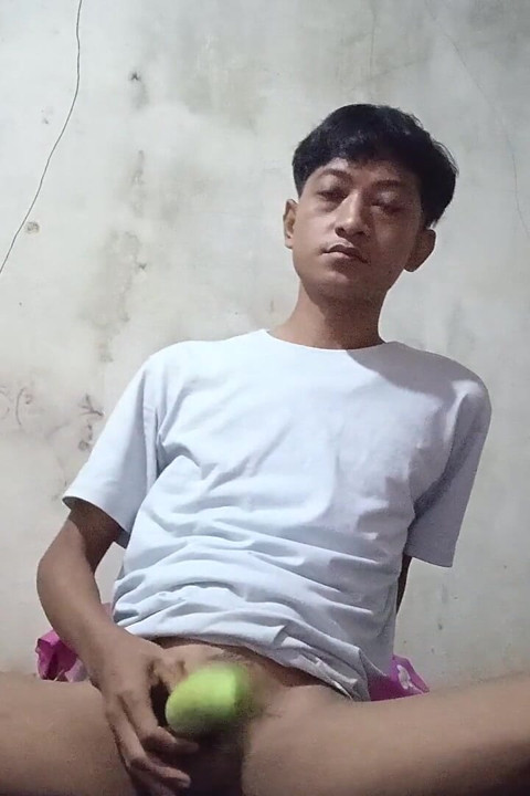 Jujut'un solo oynadığı, hıçramış salatalıklarla oynadığı ifade