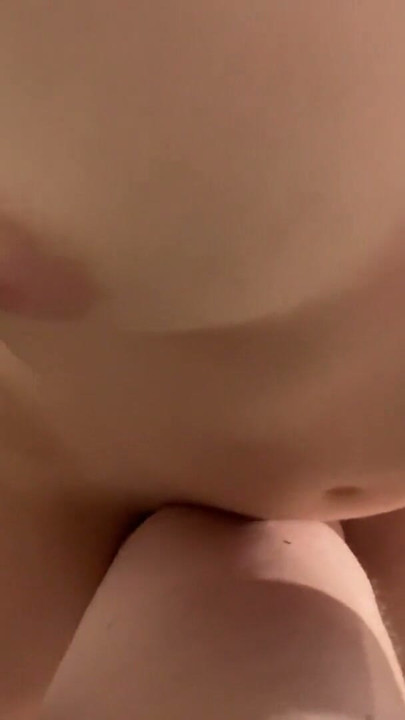 情绪奴隶摩擦男人的腿并乞求他让她高潮 | 片段 2