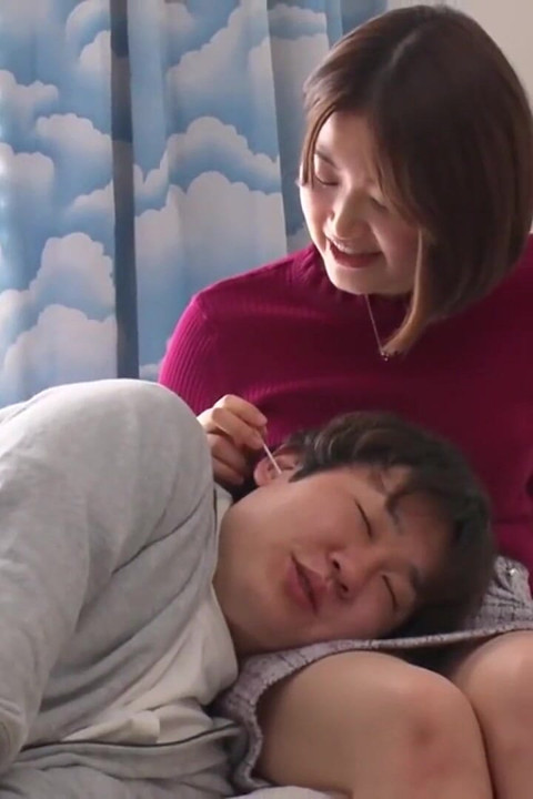 First-time Strangers Take the Close-contact Sleepover Challenge Innocence Meets Temptation