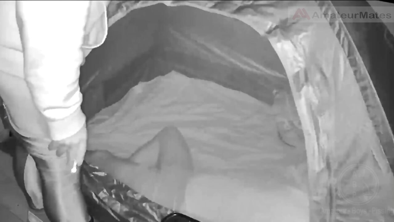 Durante sua corrida, um cara descobre um jovem campista e o submete - pego na cam de visão noturna