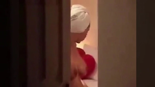 Descubre a su madre masturbandose