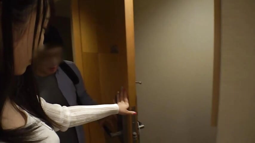 A titkos élvezet édes szobája könyörtelen mellbimbó-ugratással