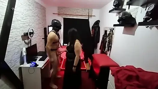 Kapşonlu adam fetiş zindanında olgun esmeri sikiyor