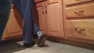 Подруга мокасины играет с обувью