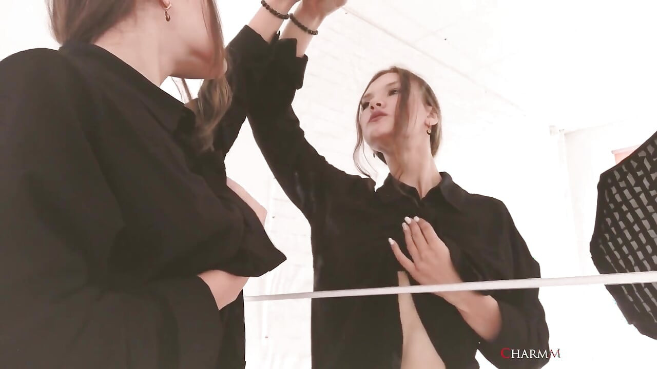 Model cu picioare lungi Polina la Oglindă în chiloți și video cu tocuri înalte