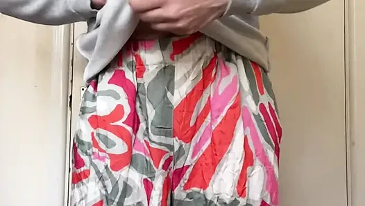 Sexy, toned, mädchen von nebenan ist wie Goldilocks, die neue kleidung anprobieren!