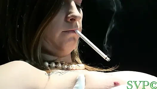 Üvey anne üvey oğluna beyaz eldivenle muamele çekiyor