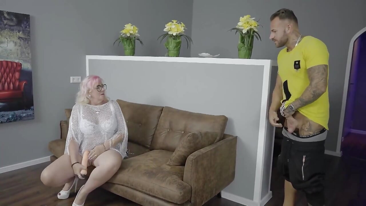 The Neighbor Boy Sees How a Horny Granny Fucks Her Dildo.