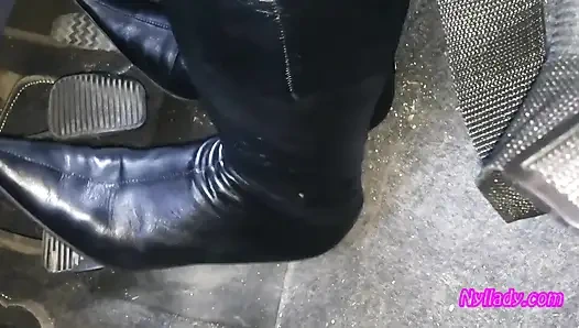 Nyllady fährt und revviert ihren Bravo in high heels stiefeln und schwarzen Ballettwohnungen