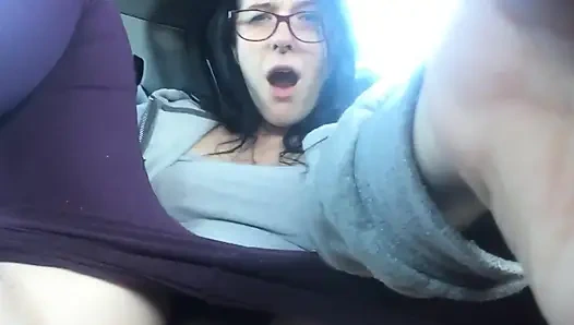 Трахаю мою волосатую киску в машине