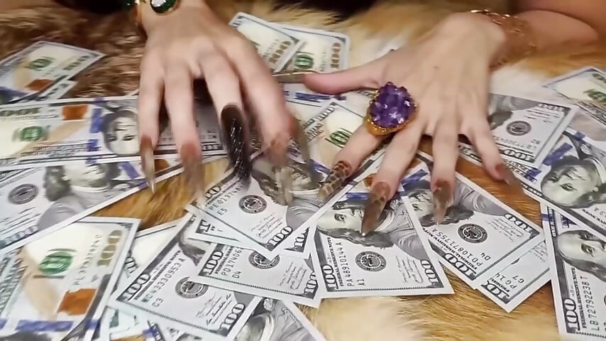 Findom: Deusa do dinheiro conta dinheiro e faz você adorar seu decote e pés
