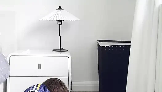 Миниатюрная фанатка Real Madrid трахает ее задницу для тебя