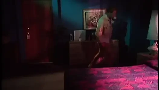 Ateşli seksi sarışın sikişmeden önce adama uzun derin sakso çekiyor