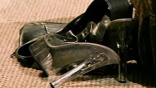 Cewek nakal rambut pirang dicrot di muka setelah didobel penetasi habis-habisan