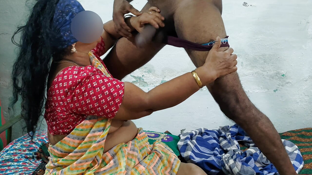 Tante tetangga nggak bisa muasin kontol besarku waktu lagi ngentot