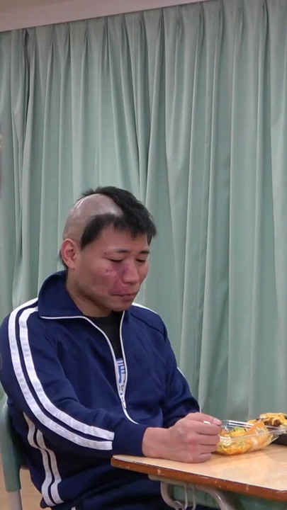 ミニスカート制服の女子が教室でマゾ男の弁当にツバを吐いて遊ぶ | クリップ 1