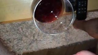 Éjacule dans un verre de vin rouge