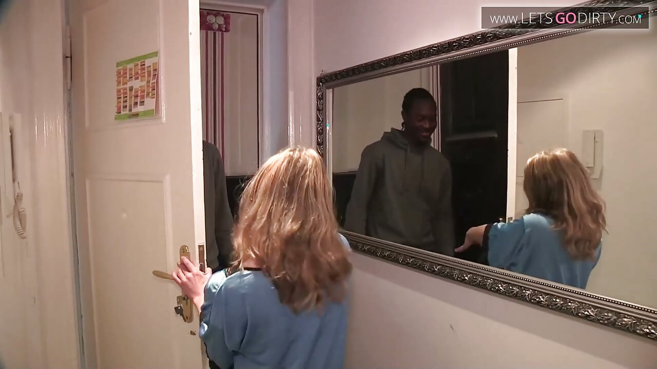 Sexy babe gets an exciting fuck by a black boy in the tub