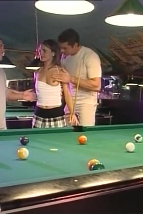 Dupla penetração e gozada na boca para jovem puta na sala de bilhar