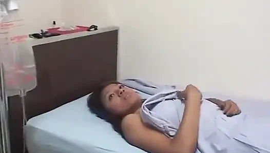Güzel memeli esmer sürtük yarak emiyor ve yatakta sert sikiliyor