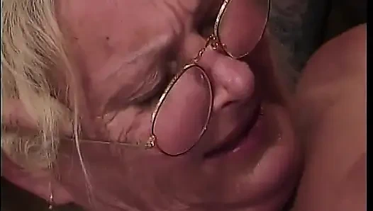 Мужик был настолько подавлен без секса в течение длительного времени, поэтому он решил трахнуть своего родителя