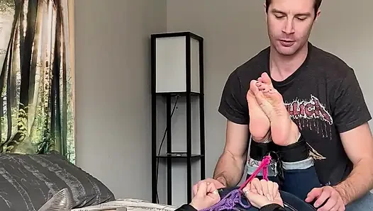 Komşunun ateşli karısı: yakalandı ve sikildi - çılgınca seksi ayaklar ve mükemmel kırışmış tabanlar