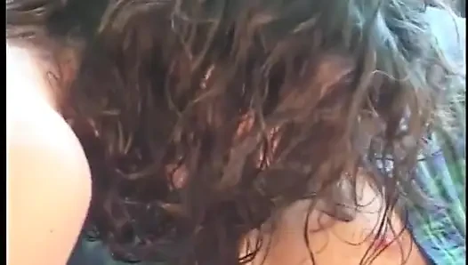 Cewek sange ini dientot habis-habisan di sofa kulit seksi