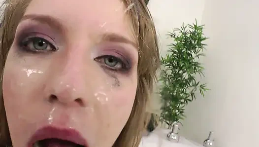 Pantat bahenol tiga kontol raksasa ini dientot habis-habisan sama tiga kontol besar