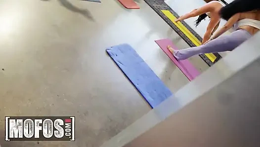 MOFOS - sexy lindsey lakes findet ihren zen, indem sie sich aus yoga für einen dampfenden doggystyle-fick herausschleicht