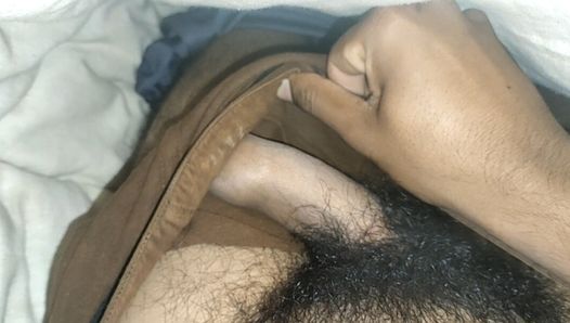 Giovane ragazzo amatoriale con un cazzo peloso che si masturba