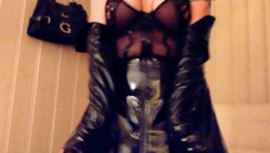 Tsrina en traje de látex-cat plug play. Transgénero femenina sexy caliente en látex