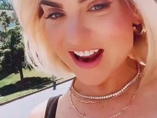 Joanna '' jojo '' levesque sexy cantando selfie al aire libre