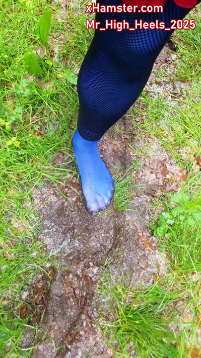 Running in blue pants but without shoes in the mud
