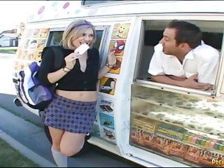 甜美的斯蒂芬妮在冰淇淋车上和司机狠操