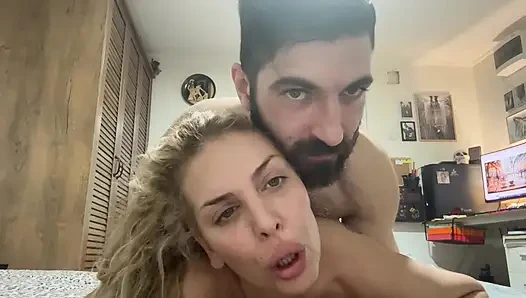 Блондинку-хотвайф трахнули в различных позах