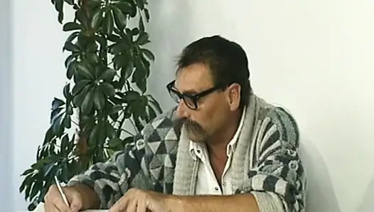 Çekici Alman orta yaşlı seksi kadın anal oynamanın tadını çıkarıyor ve yüze boşalmadan önce sikişiyor