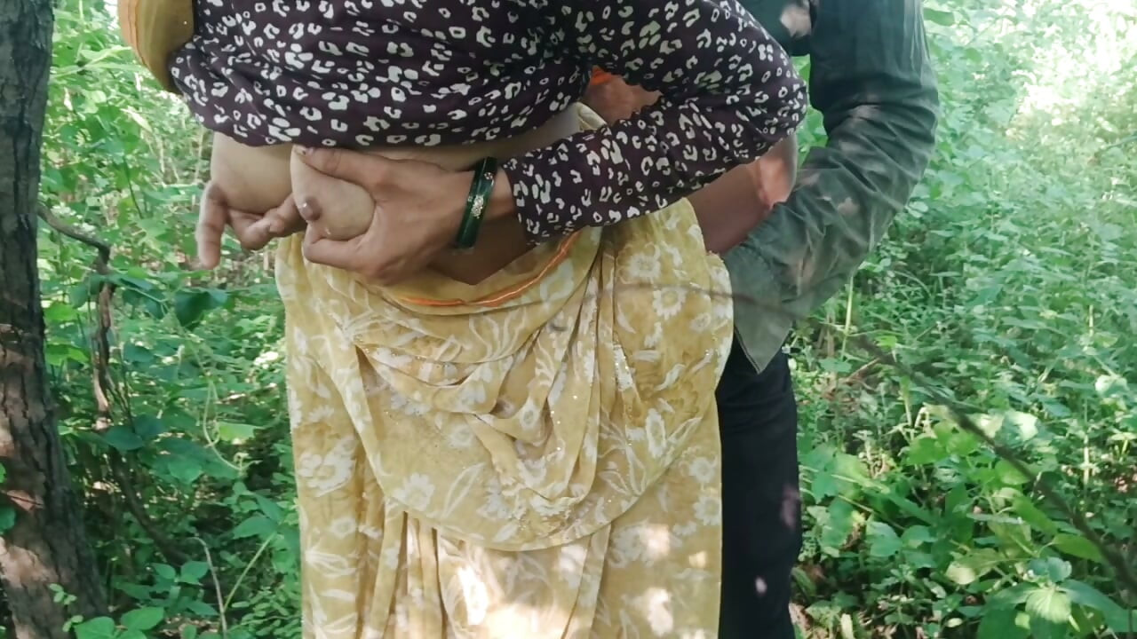 Bhabhi jangal mi akeli mili aur boobs nikala bhabhi ka