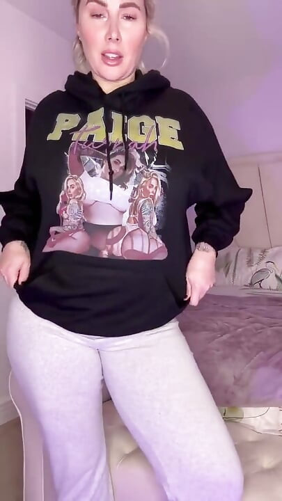 I Pull Down My Sweatpants to Show You My Big Juicy Ass