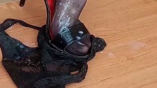Жена со спермой на ногах и в нижнем белье