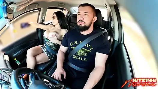 Trafikte oral seks: Esmer göğüslerini gösteriyor ve arabadaki her şeyi emiyor