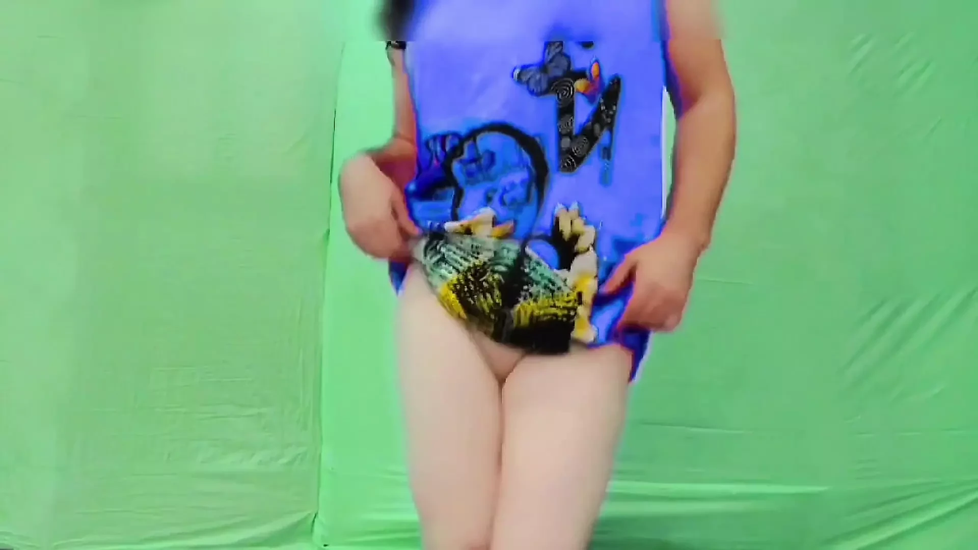 Mooi transmeisje plaagt met zachte haar flips